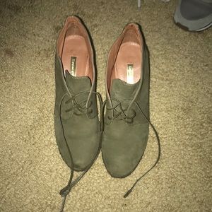 Army green wedge shoe